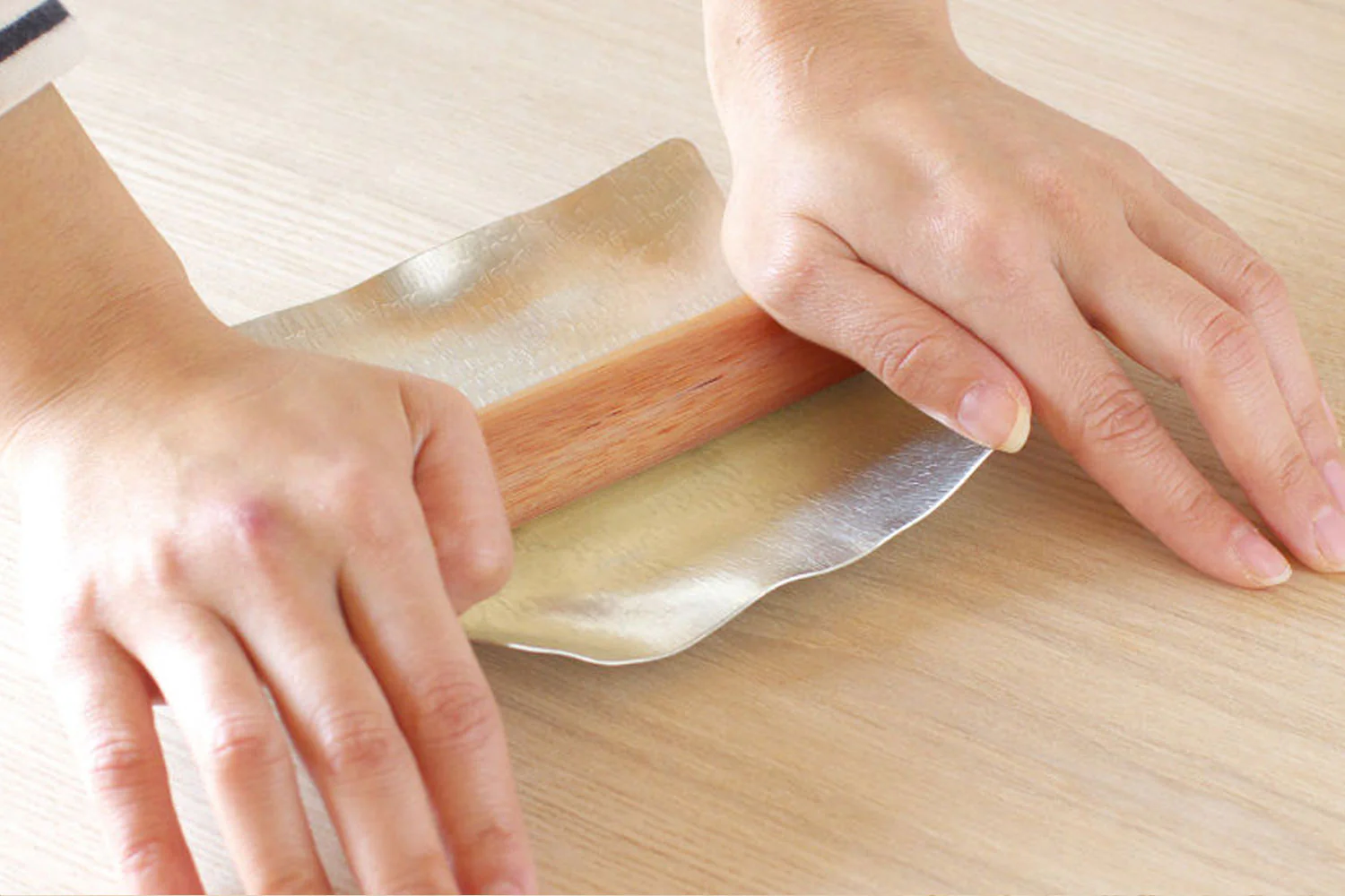 Yoshihiro Suzugami Kazahana Flexible Tin Plate with Optional Koro Rolling Stick - Image 8